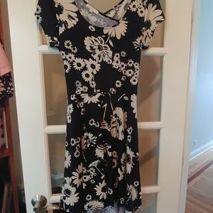 /Comfortable floral dress kris cross back